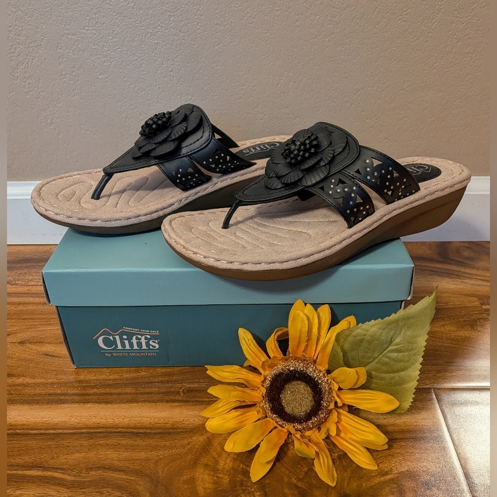 Cliffs by White Mountain Women's Cynthia Thong Sandal in Navy Size 9.5M NIB